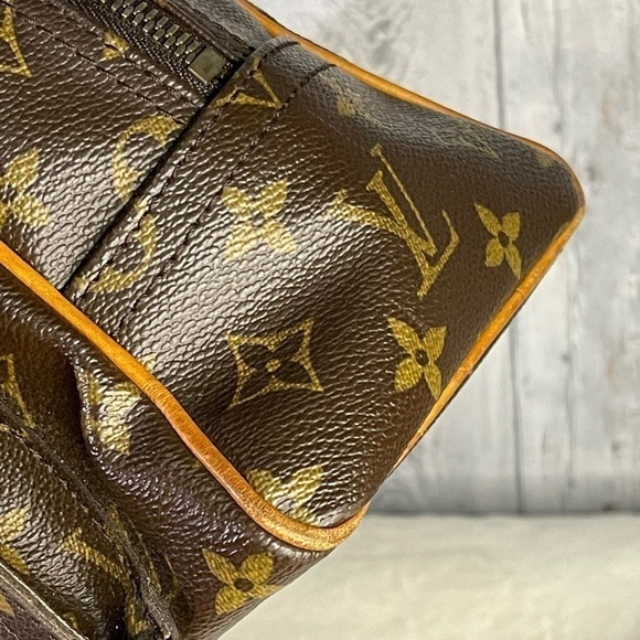 โSOLDโ LOUIS VUITTON manhattan in monogram - Picture 8 of 17